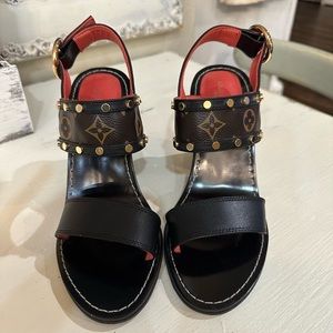 Copy Luis Vuitton heels.